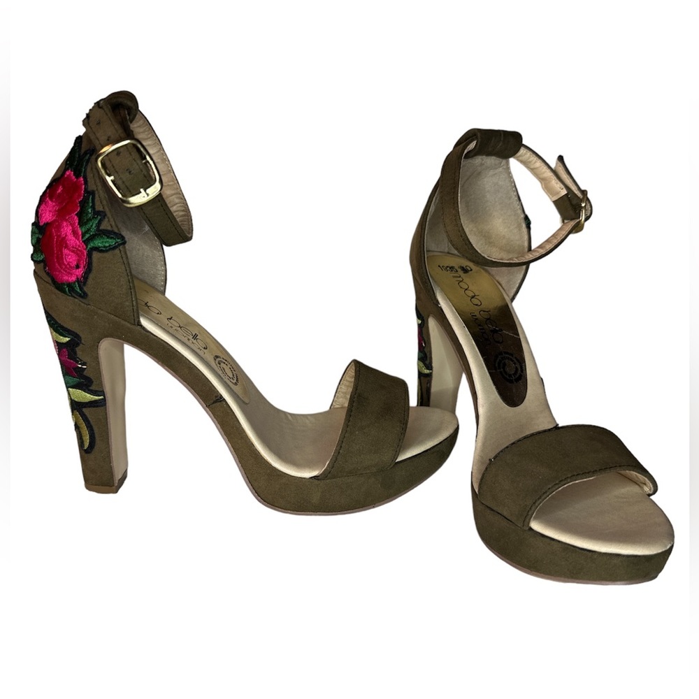 Chunky heel sandal, open ankle strap, army green color, Size 6.5